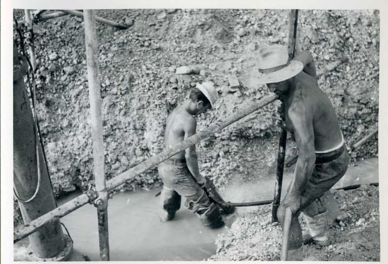 Scarico canale adduttore. Scavo. Operai al lavoro